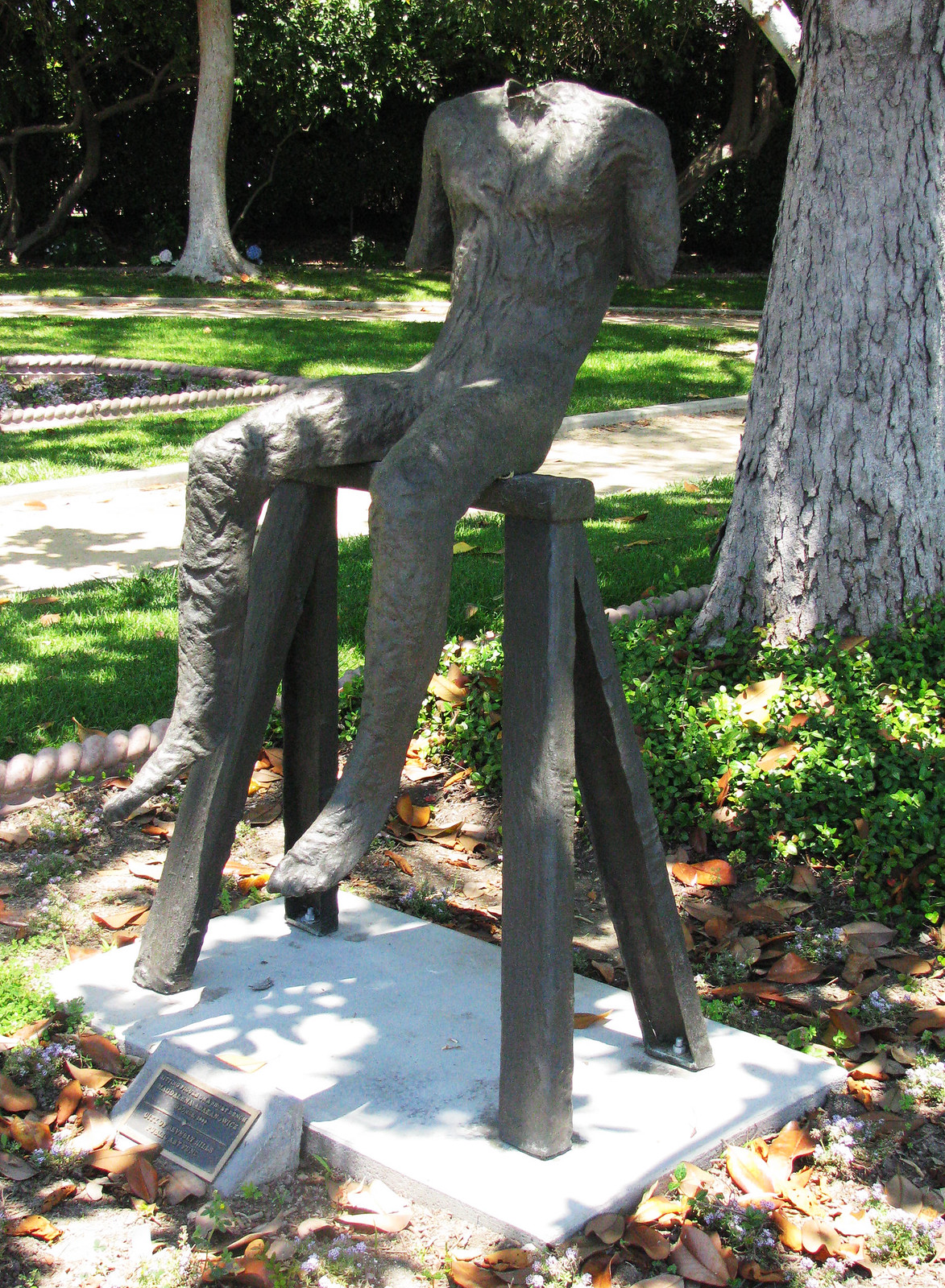 Beverly Hills - „Sitting Figure on a Short Bench” (Postać siedząca na krótkiej ławce)