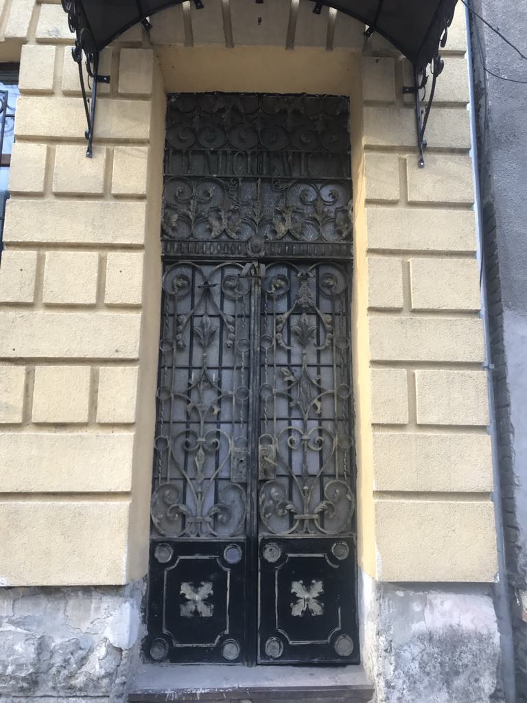 Ukraina - Bóbrka - okucie bramy wejściowej do kamienicy z widoczną nazwą ulicy Adama Mickiewicza (lokalizacja przybliżona)
