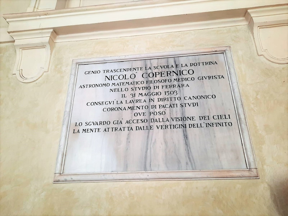 Ferrara - tablica upamiętniająca Mikołaja Kopernika na Uniwersytecie