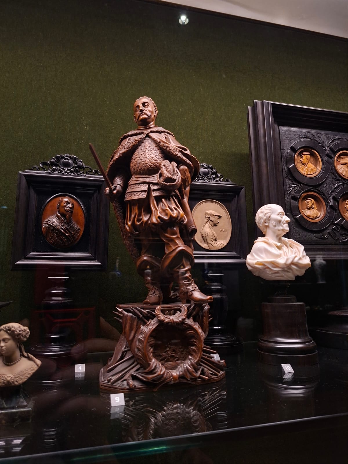 Francja - Paryż - drewniana statuetka Jana III Sobieskiego (lokalizacja przybliżona)