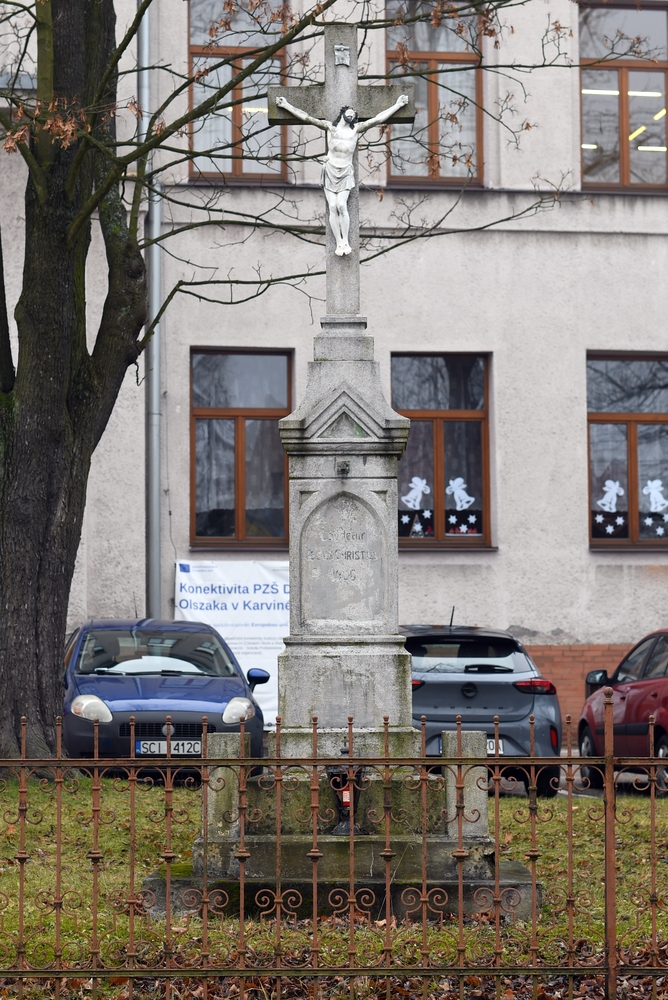 Karwina - Krzyż przy szkole