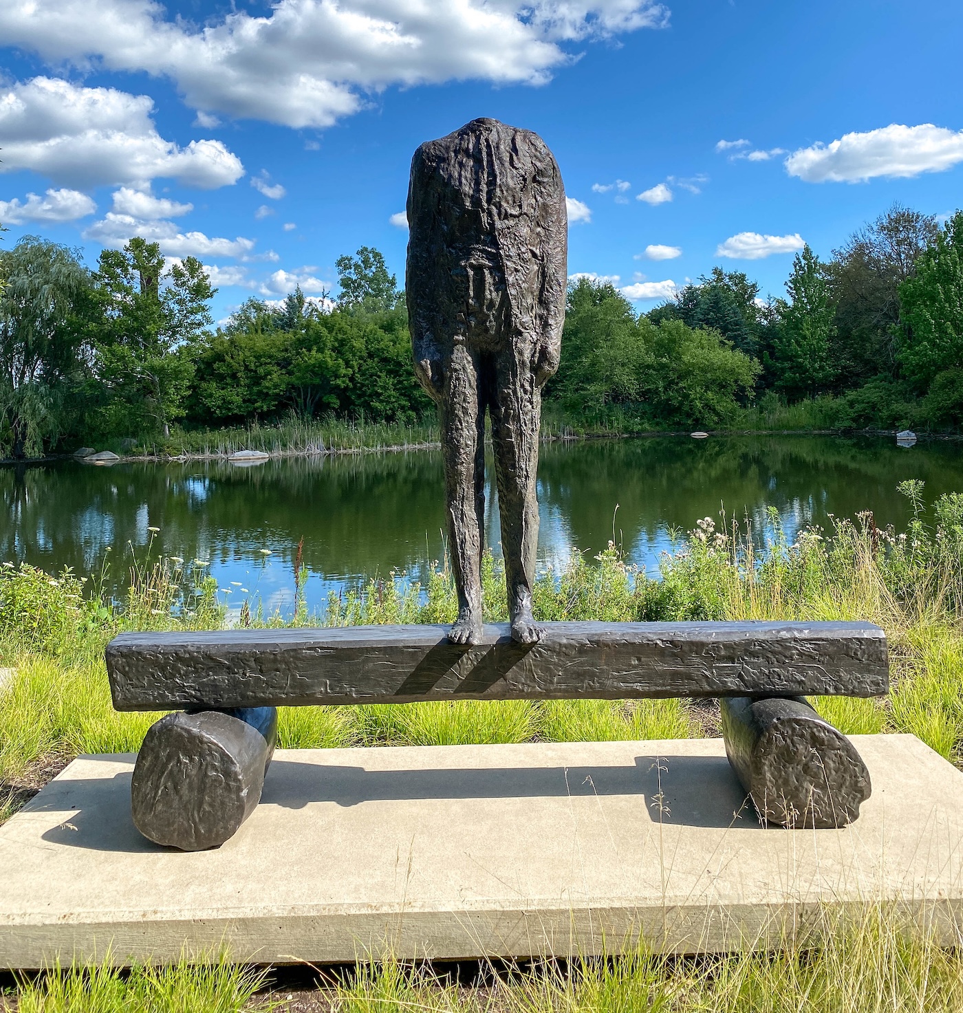 Grand Rapids - „Figure on Trunk” (Postać na pniu)