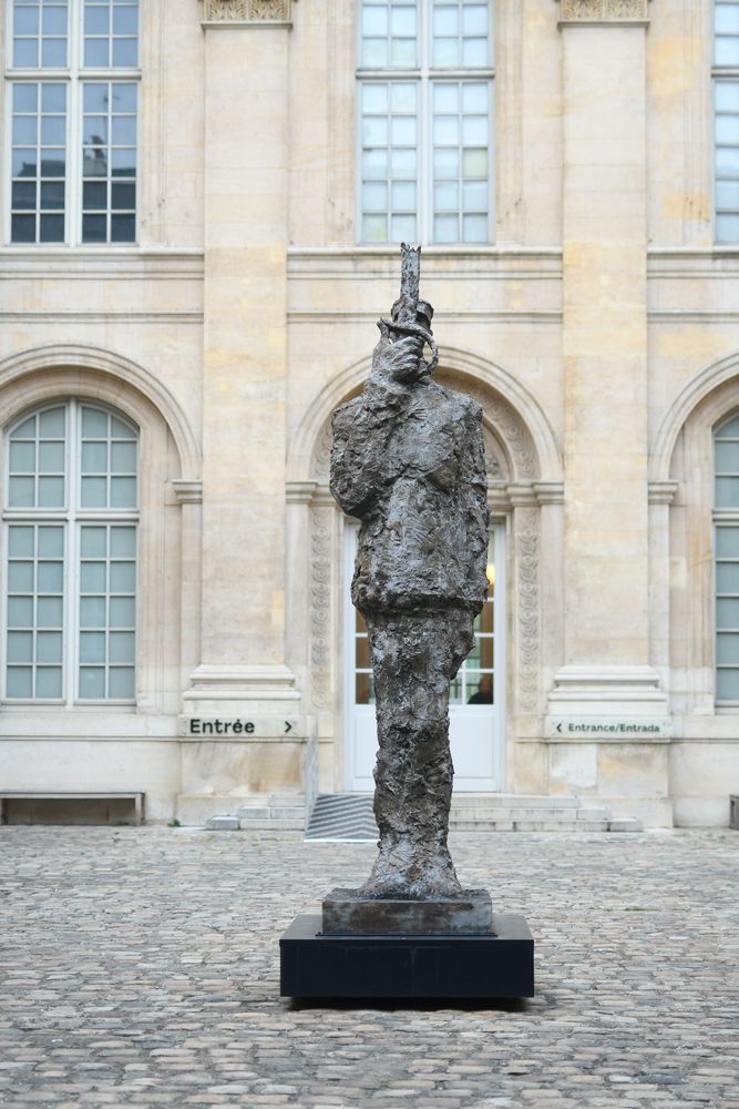 Kopia pomnik kapitana Dreyfusa na dziedzińcu Muzeum Sztuki i Historii Judaizmu w Paryżu