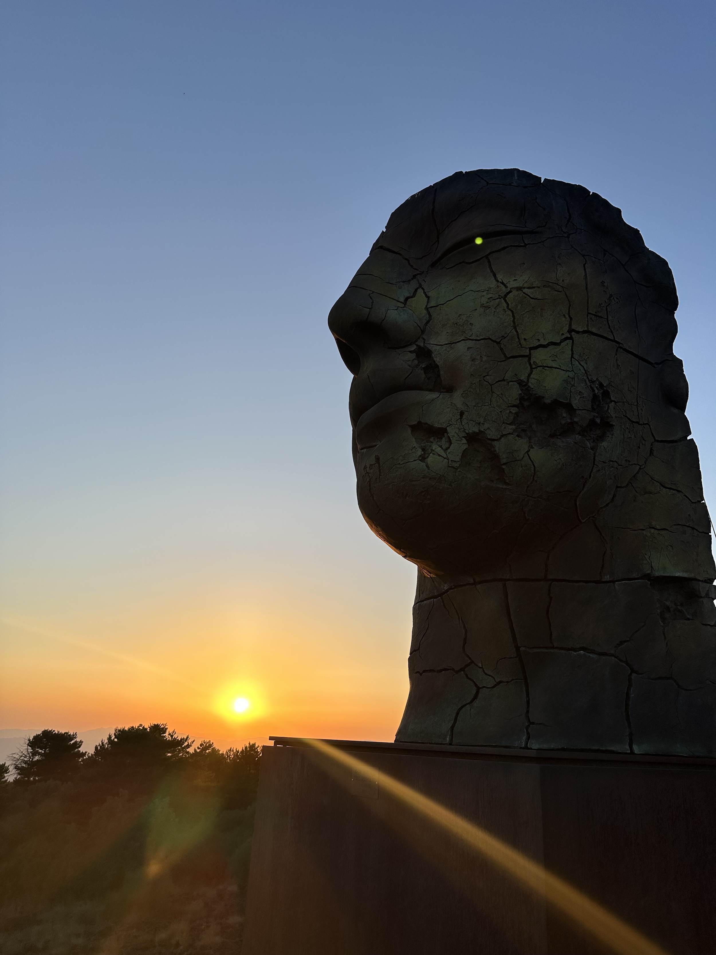 Włochy - Serra La Nave - rzeźba „Złamany Tezeusz”