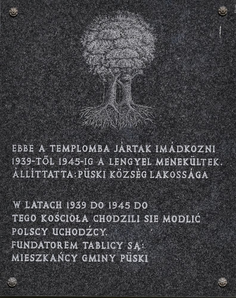 Püski - tablica na kościele upamiętniająca polskich uchodźców