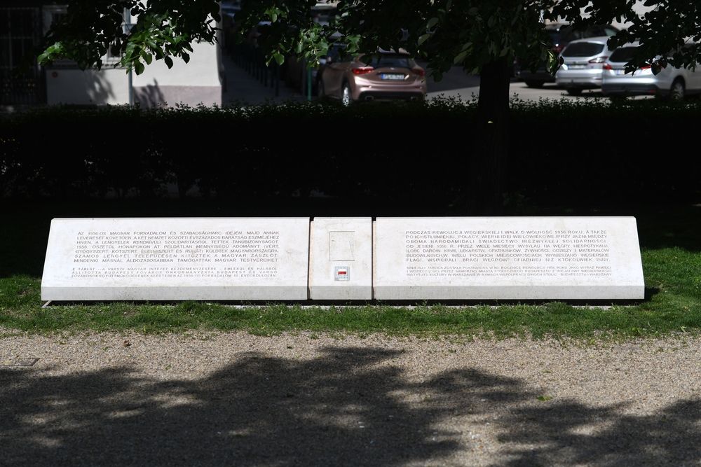 Budapeszt - tablica upamiętniająca polską pomoc w 1956 roku