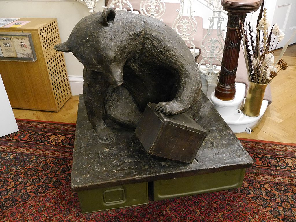 Wielka Brytania - Londyn - pomnik niedźwiedzia Wojtka, Instytut Polski i Muzeum im. gen. Sikorskiego