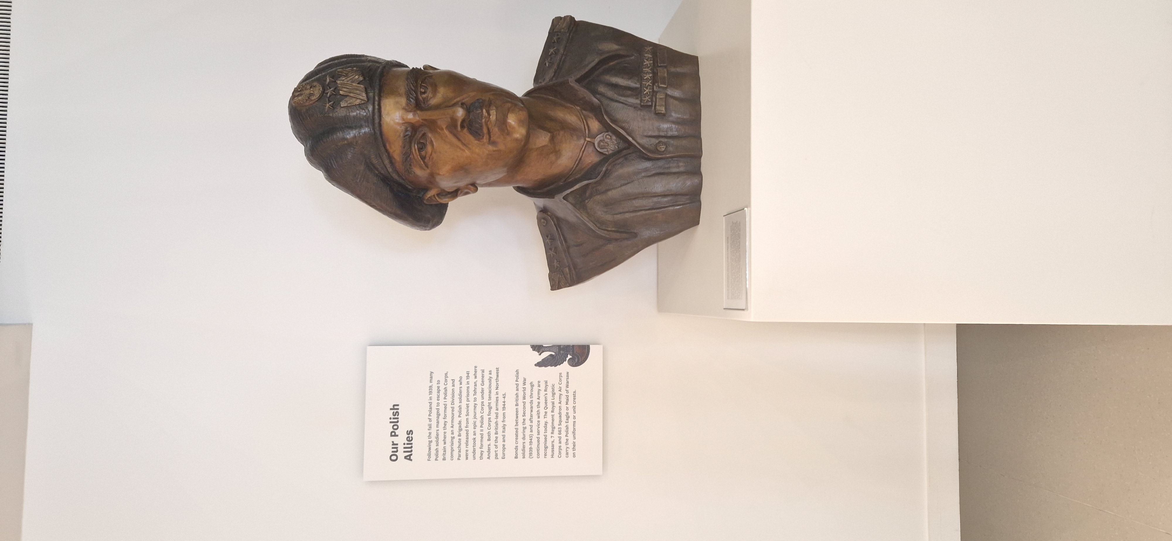 Pomnik gen. Władysława Andersa w Muzeum Armii Narodowej