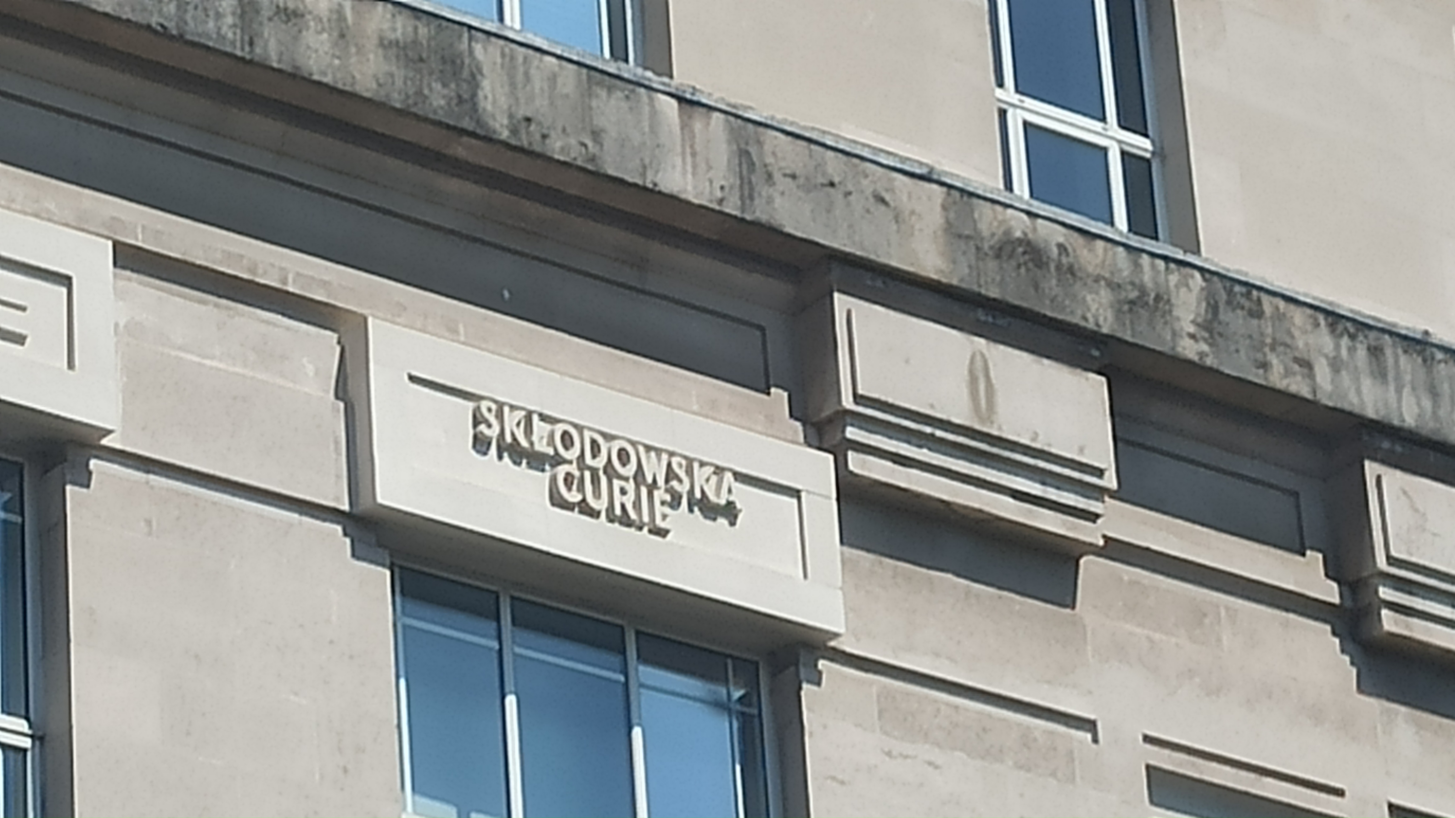 Płaskorzeźba „Gołębica Ducha świętego z aniołami” w baptysterium kościoła Saint Aidan