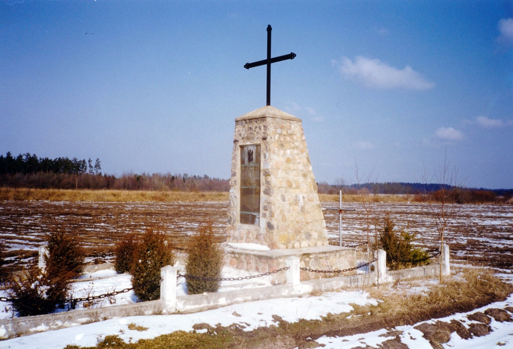 Photo showing Grób żołnierzy Armii Krajowej poległych w walce z Niemcami w 1943 r.