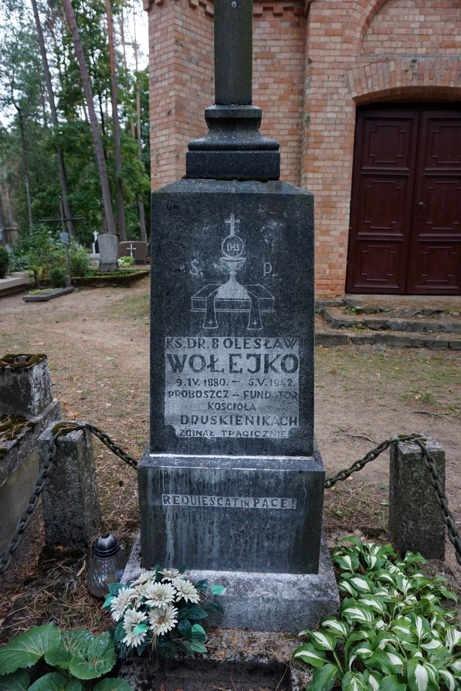 Photo showing Symboliczny grób księdza Bolesława Wołejki na cmentarzu druskienickim