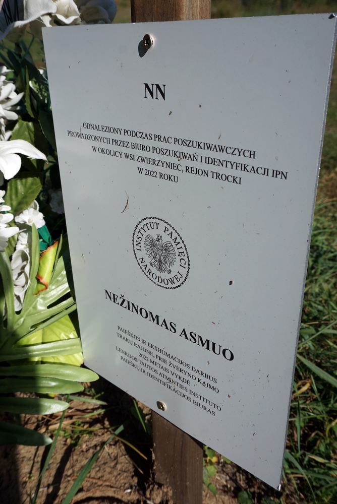 Photo showing Groby żołnierzy polskich, ekshumowanych ze wsi Zwierzyniec