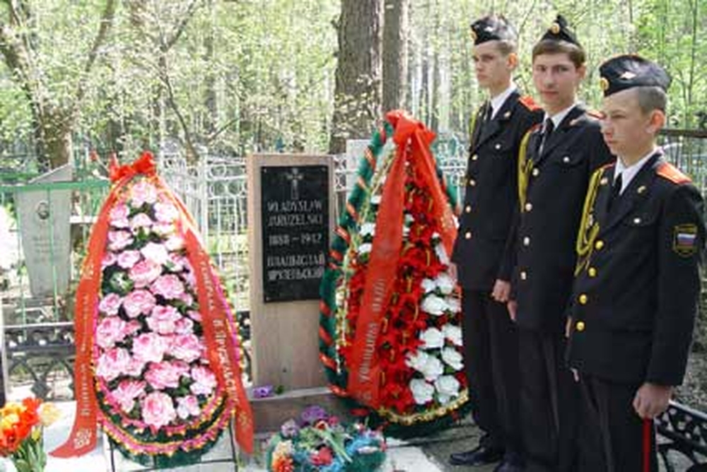 Fotografia przedstawiająca Grób Władysława Jaruzelskiego, ofiary II wojny światowej