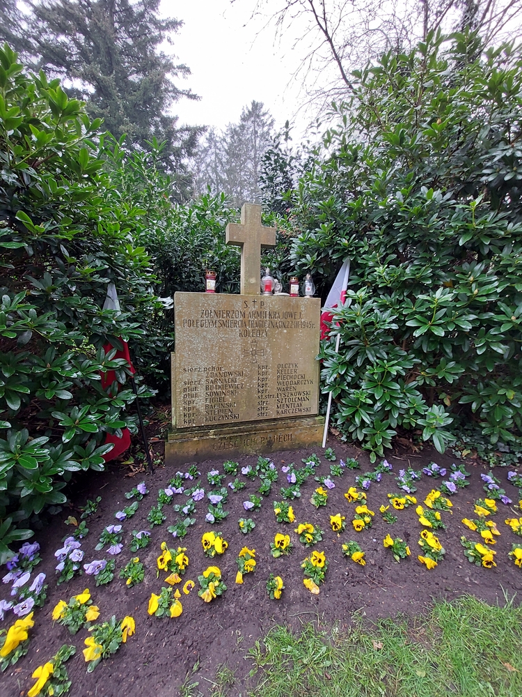 Fotografia przedstawiająca Mogiła żołnierzy Armii Krajowej na Nowym Cmentarzu w Hamburgu-Harburg