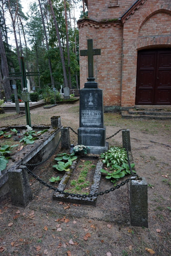 Photo showing Symboliczny grób księdza Bolesława Wołejki na cmentarzu druskienickim