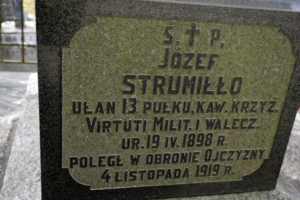 Photo showing Groby żołnierzy poległych w wojnie polsko-bolszewickiej, rozproszone na cmentarzu Stara Rossa