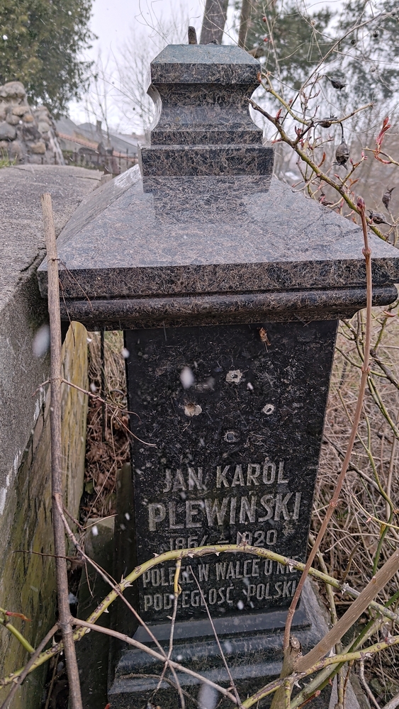 Photo showing Groby żołnierzy poległych w wojnie polsko-bolszewickiej, rozproszone na cmentarzu Stara Rossa