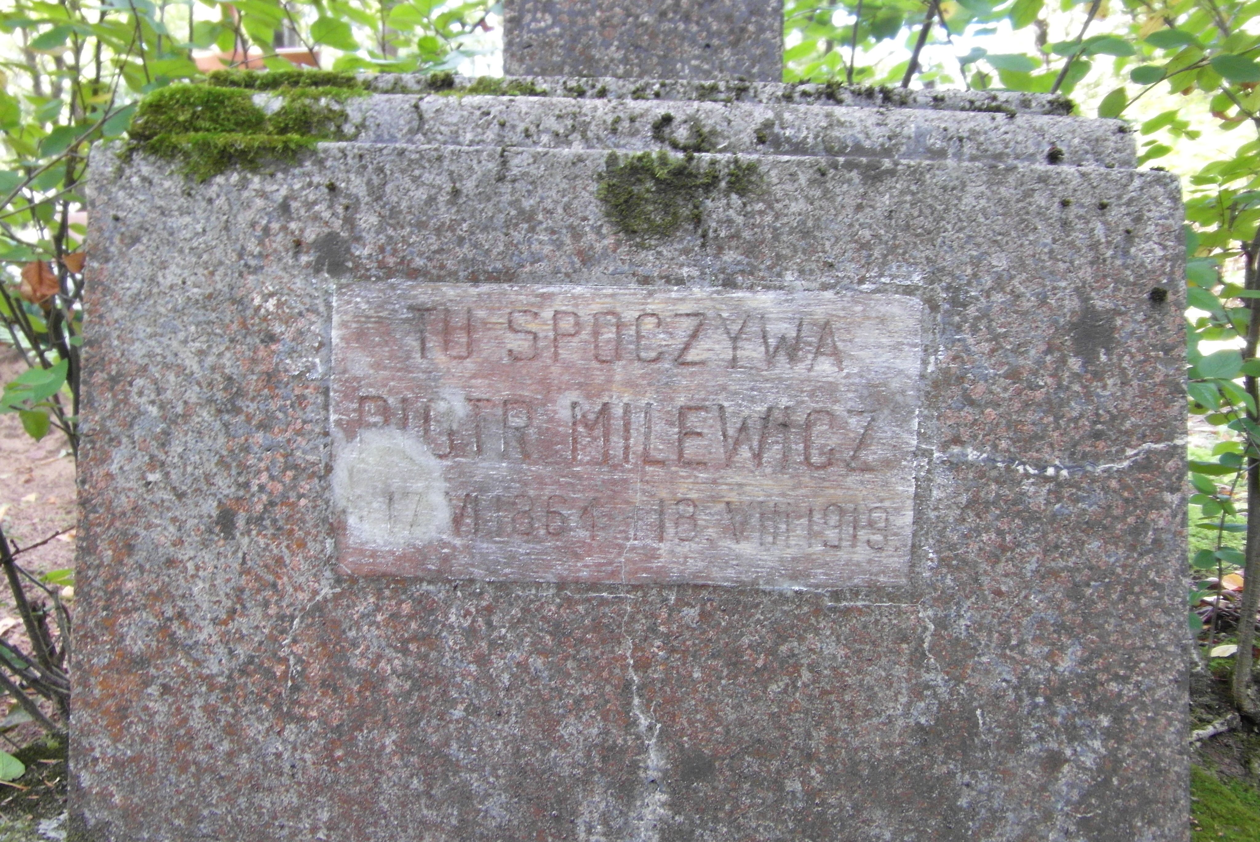 Napis z nagrobka Piotra Milewicza, cmentarz św. Michała w Rydze, stan z 2021 r.
