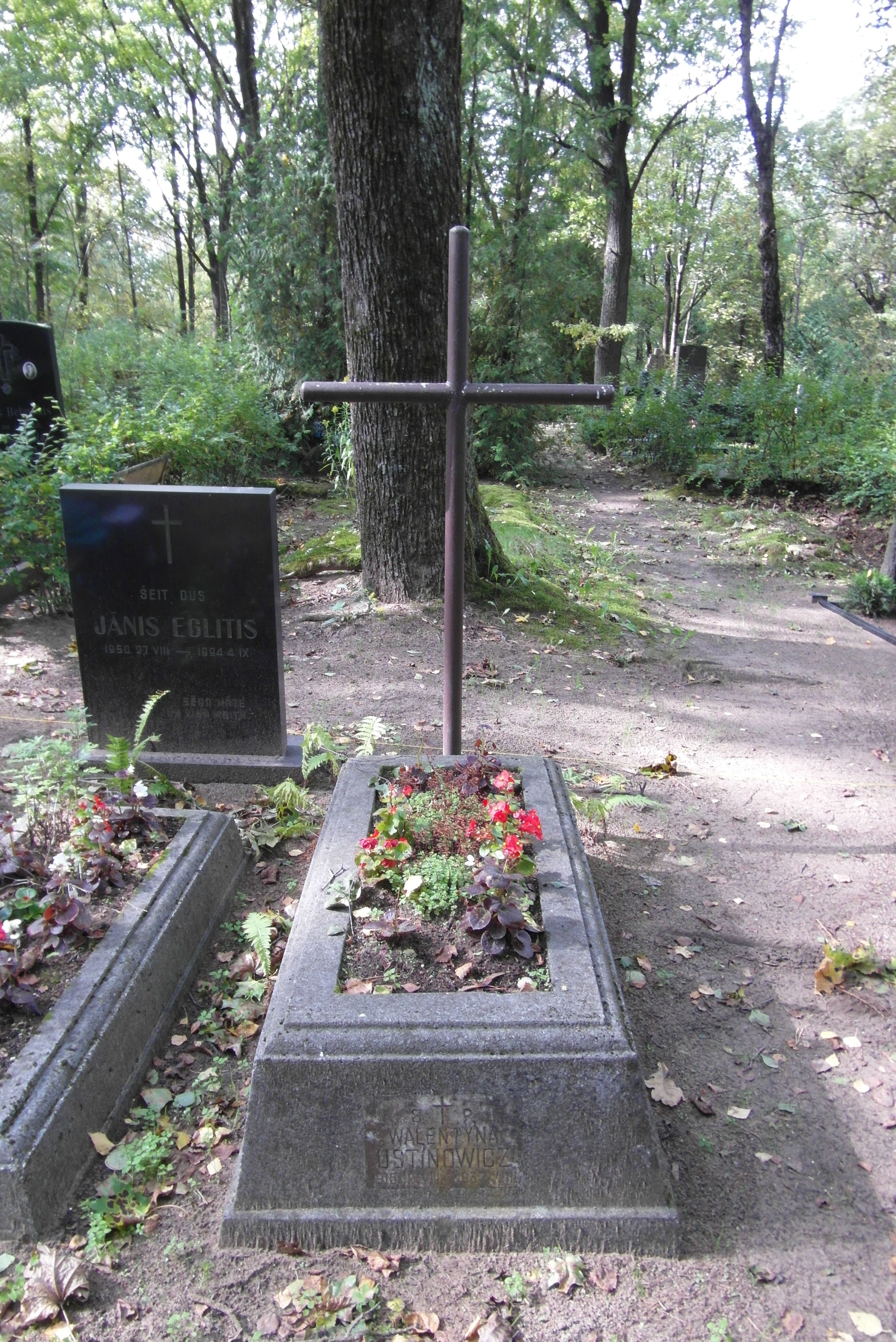 Tombstone of Valentina Ustinovich, St Michael's cemetery in Riga, as of 2021.