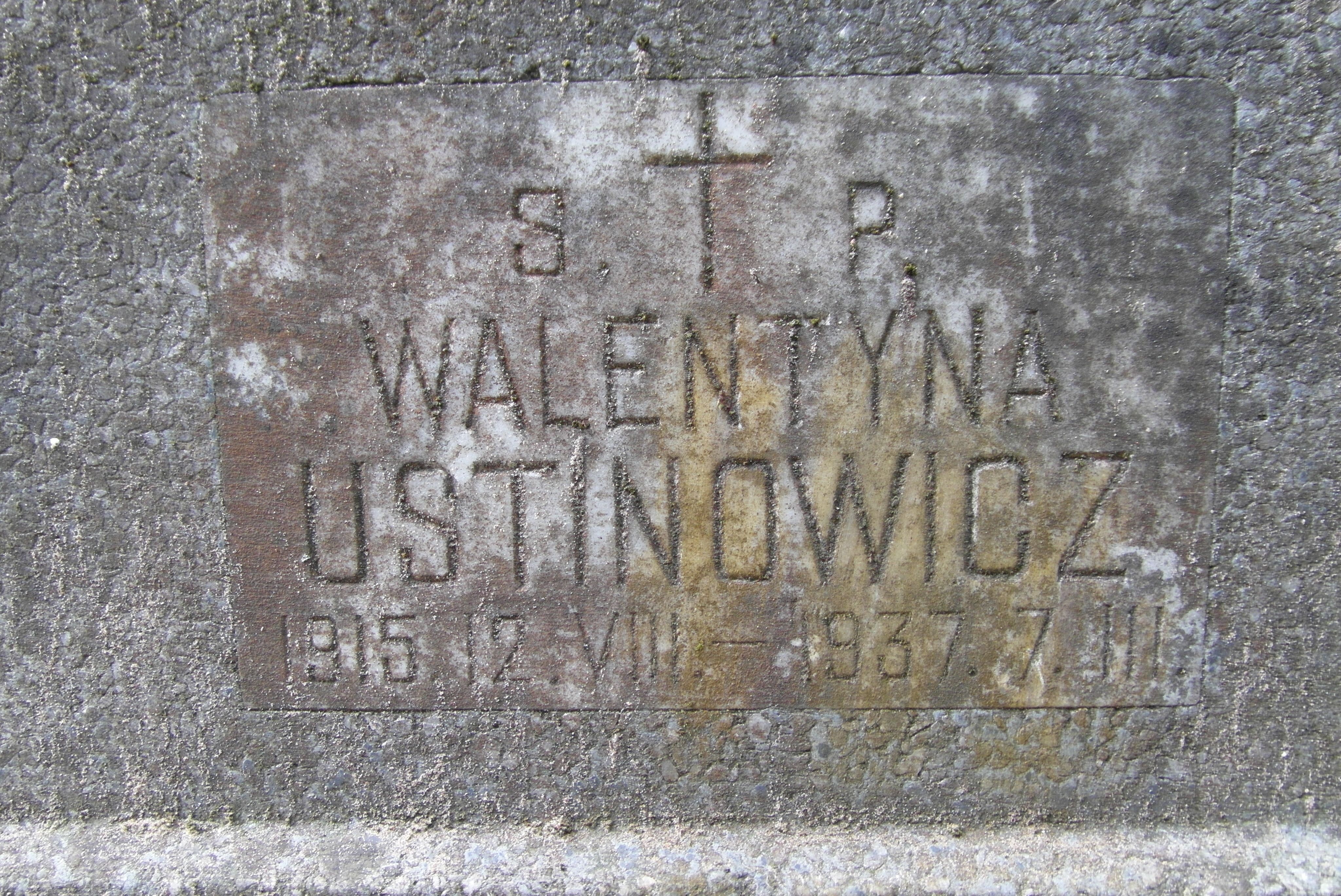 Napis z nagrobka Walentyny Ustinowicz, cmentarz św. Michała w Rydze, stan z 2021 r.