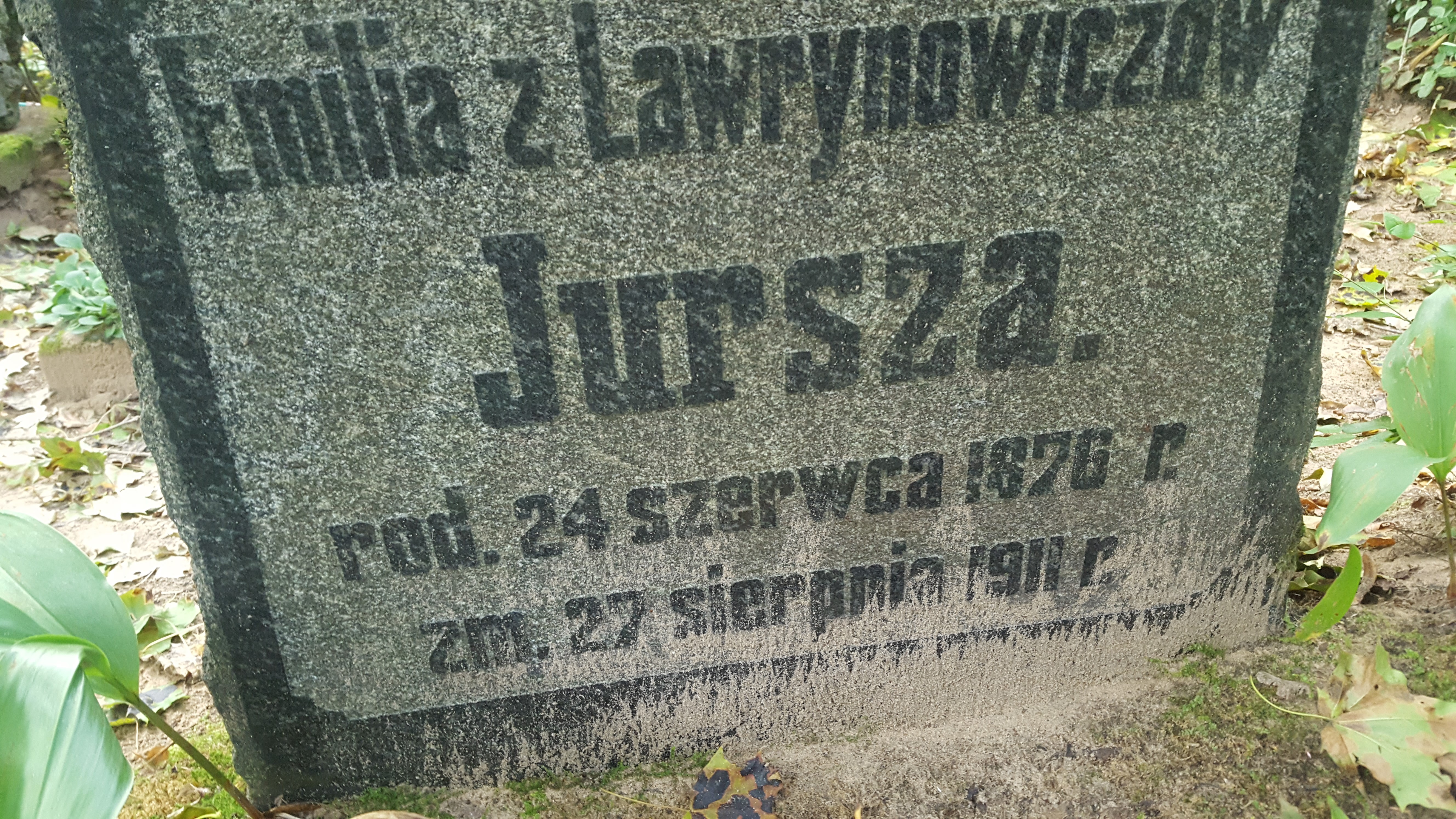 Inscription from the gravestone of Emilia and Jadwiga Yursha, St. Michael's cemetery in Riga, as of 2021