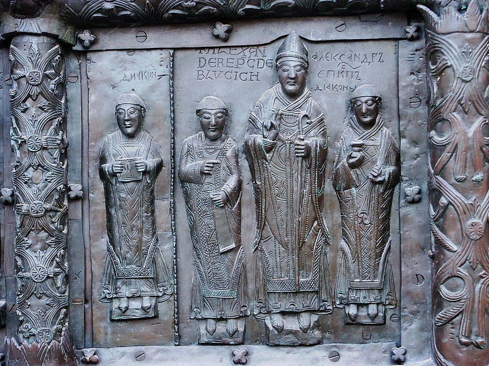 Biskup Aleksander (pośrodku) z diakonami, fragment oryginalnych drzwi płockich
