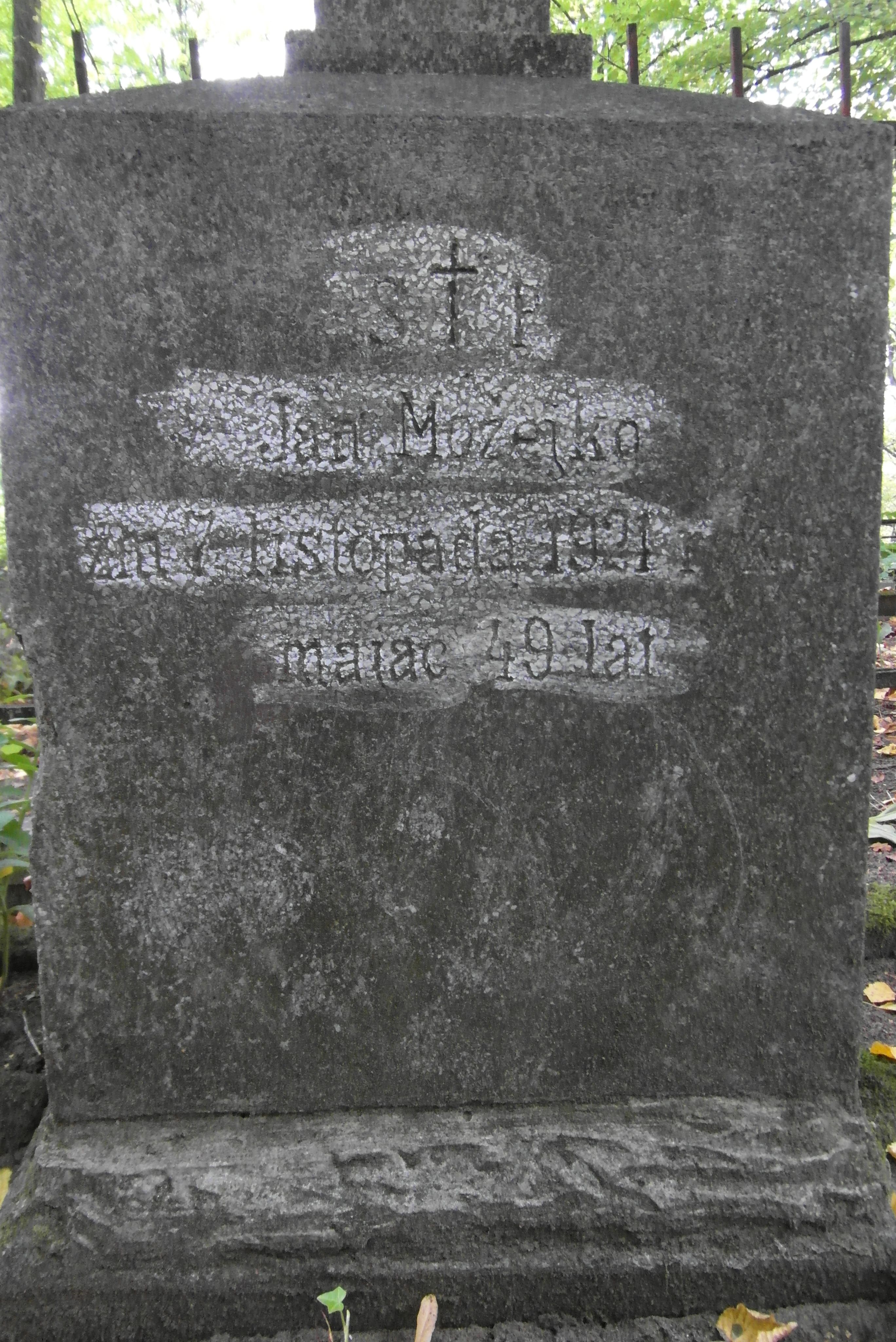 Napis z nagrobka Jana Możejko, cmentarz św. Michała w Rydze, stan z 2021 r.