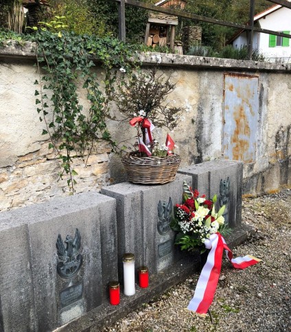 Groby trzech internowanych żołnierzy 2 Dywizji Strzelców Pieszych