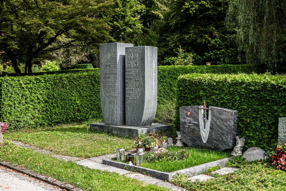 Photo montrant Mass grave of soldiers of the 2nd Infantry Rifle Division at Rosenberg Cemetery