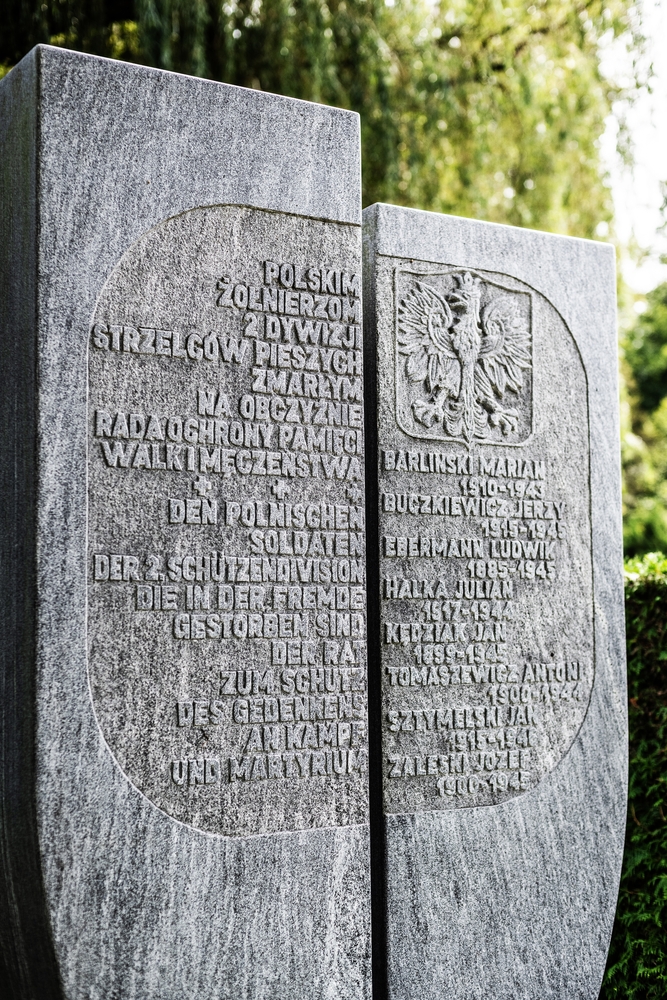 Photo montrant Mass grave of soldiers of the 2nd Infantry Rifle Division at Rosenberg Cemetery