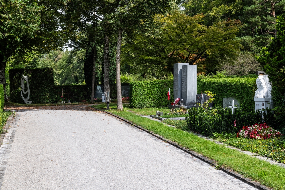 Photo montrant Mass grave of soldiers of the 2nd Infantry Rifle Division at Rosenberg Cemetery