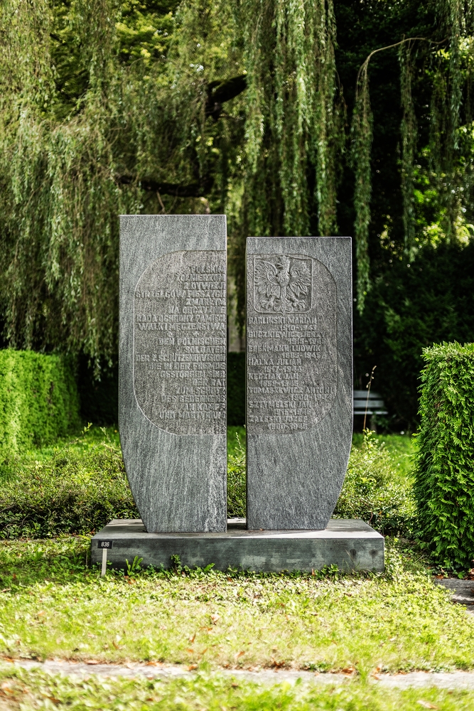 Photo montrant Mass grave of soldiers of the 2nd Infantry Rifle Division at Rosenberg Cemetery