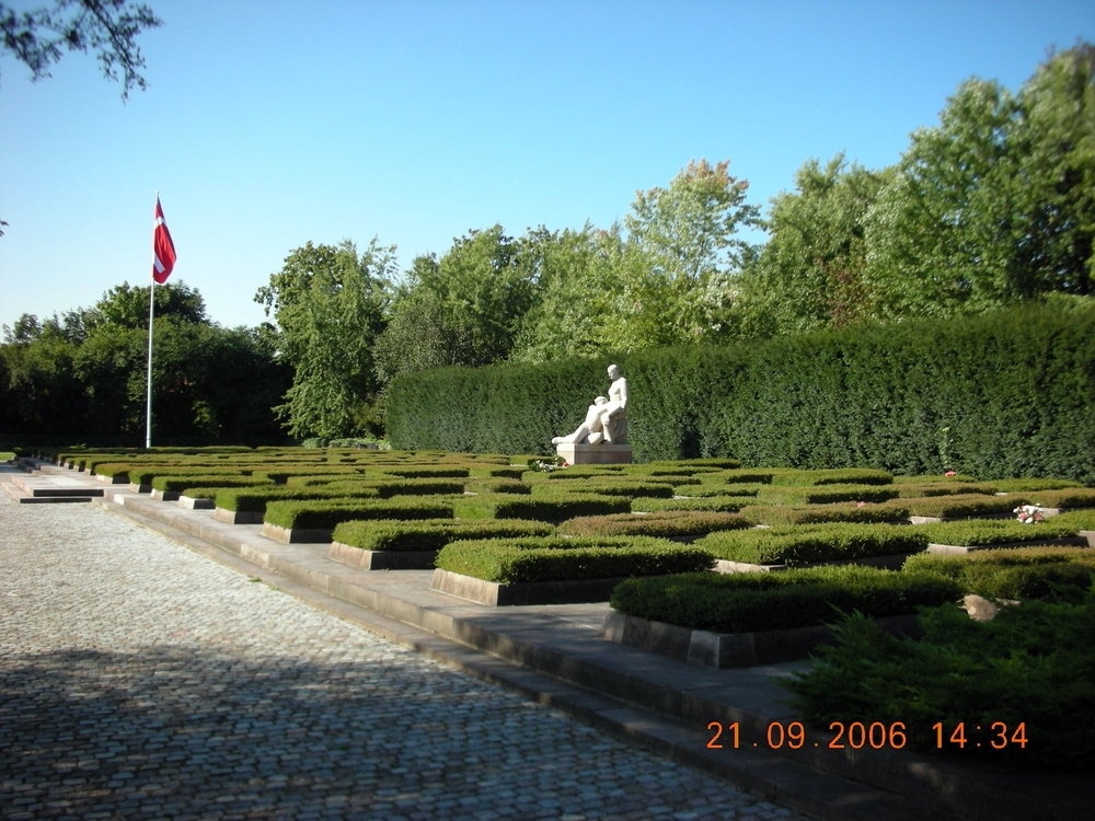 Photo montrant Grave of Lucjan Masłocha and Lone Magensen-Masłocha in Mindelunden Cemetery