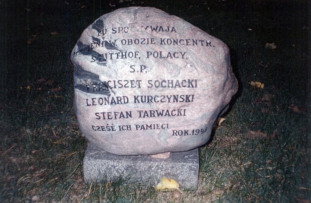 Fotografia przedstawiająca Grób 3 polskich więźniów z KL Stutthof na miejscowym cmentarzu