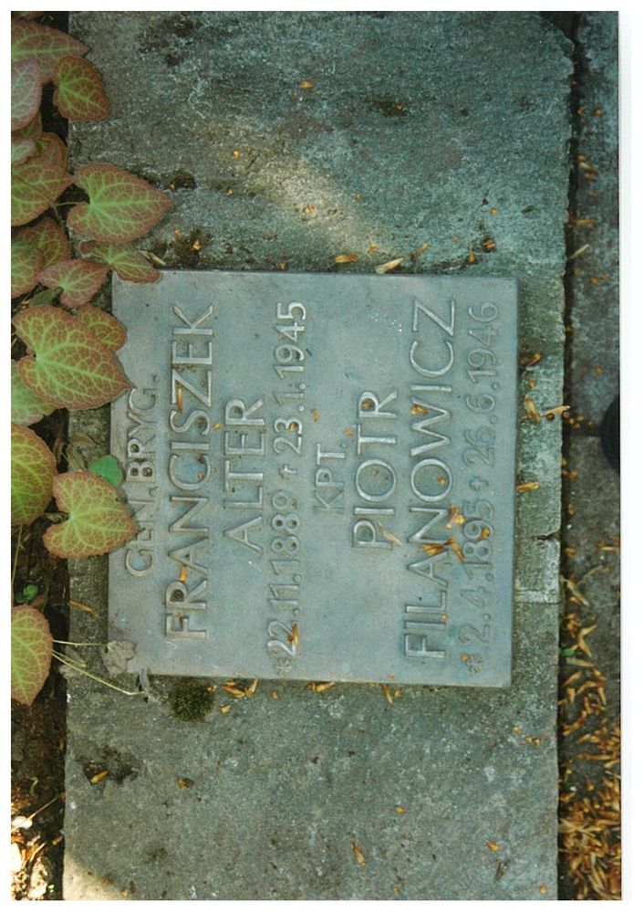 Photo montrant Polish soldiers\' quarters in the cemetery at St. Nicholas Church