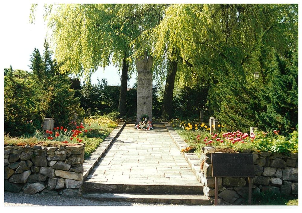 Photo montrant Polish soldiers\' quarters in the cemetery at St. Nicholas Church