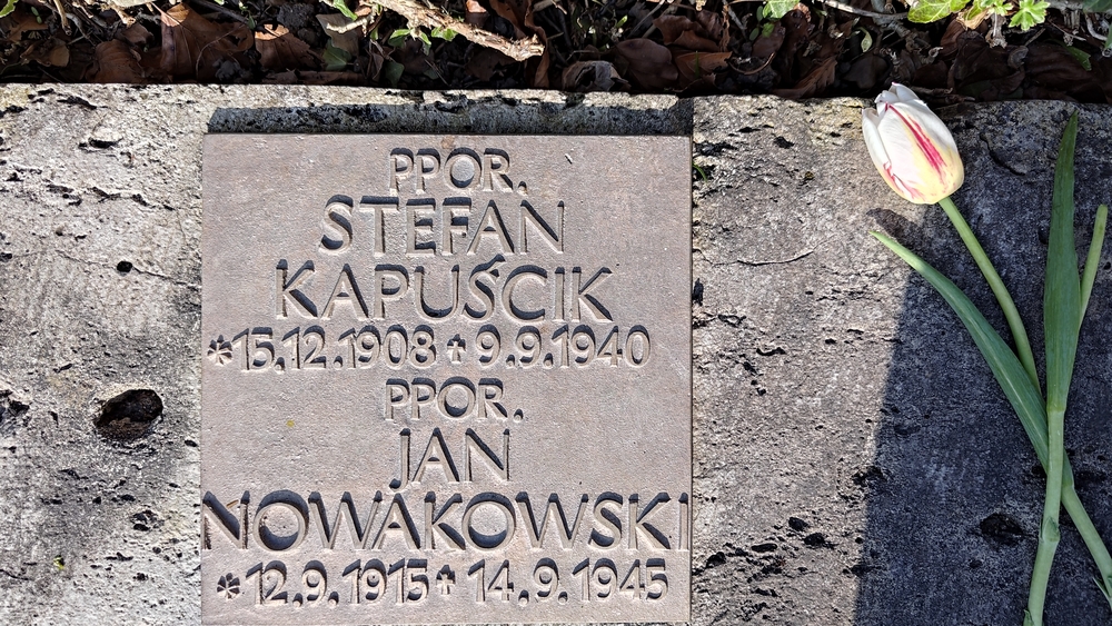 Fotografia przedstawiająca Kwatera żołnierzy polskich na cmentarzu przy kościele św. Mikołaja