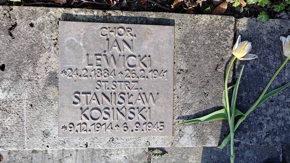 Fotografia przedstawiająca Kwatera żołnierzy polskich na cmentarzu przy kościele św. Mikołaja