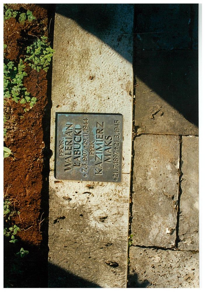 Photo montrant Polish soldiers\' quarters in the cemetery at St. Nicholas Church