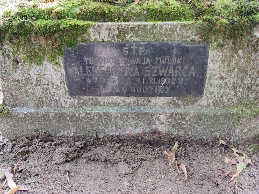 Napis z nagrobka rodziny Szwarc, cmentarz św. Michała w Rydze, stan z 2021 r.