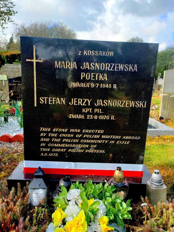 Tombstone of the Jasnorzewski couple, creators: Polish community in England and Association of Polish Writers Abroad, 1973, Manchester, UK