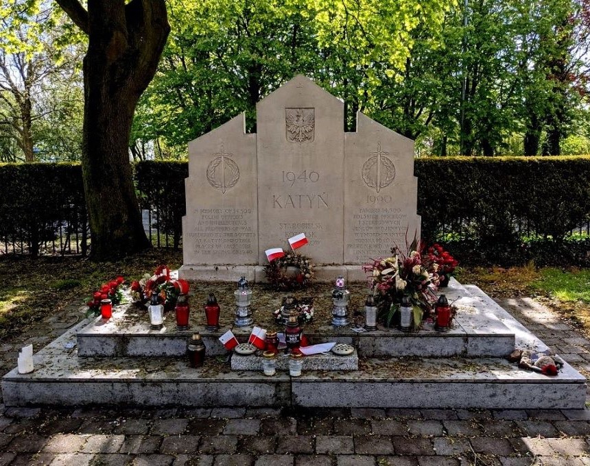 Tadeusz Leisz, Pomnik Ofiar Katyńskich, 1990, Manchester, Wielka Brytania