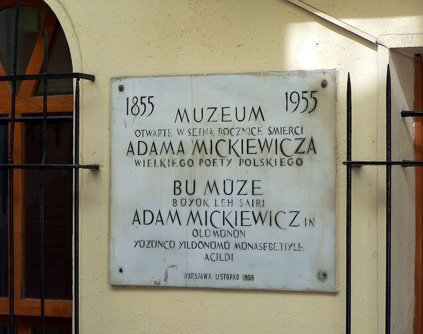 Fotografia przedstawiająca Muzeum Adama Mickiewicza w Stambule. Coś ty nad Bosforem czynił Mickiewiczu?