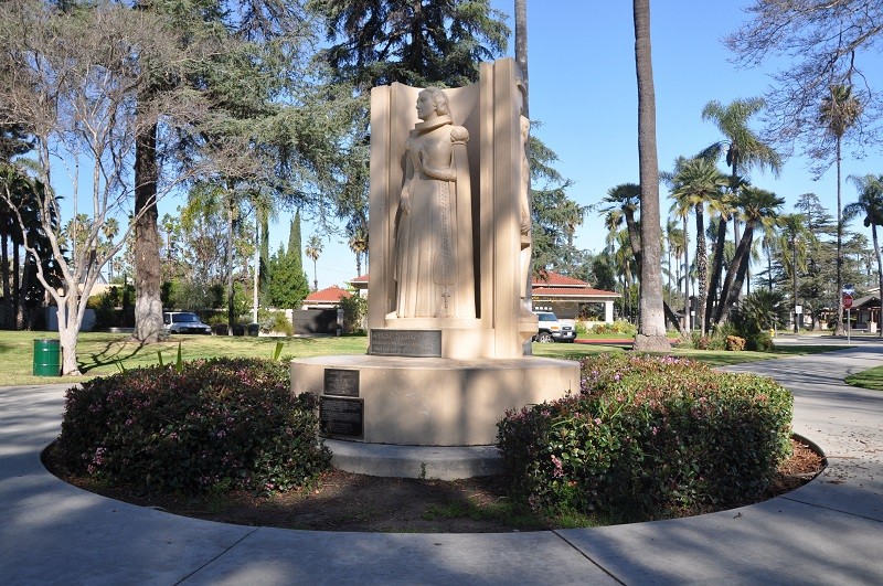 Pomnik Heleny Modrzejewskiej, 1935, sztuczny kamień, proj. Eugen Maier-Krieg, Pearson Park, Anaheim, USA