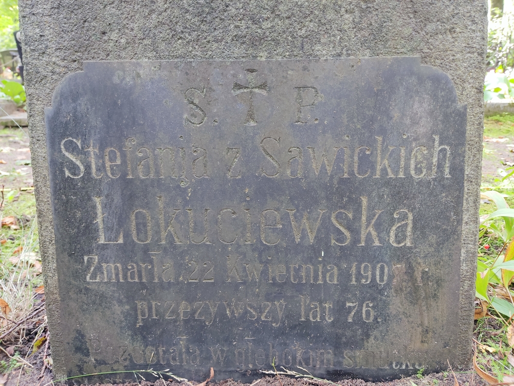 Napis z nagrobka Stefanii Łokuciewskiej, cmentarz św. Michała w Rydze, stan z 2021 r.