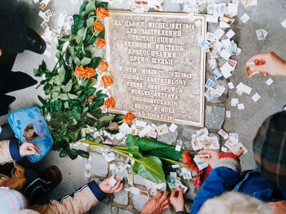 Unveiling of the first plaque in memory of Bruno Schulz, 19.11.2006, designed by Andrzej Antoni Widelski, performance by Vlodko Kaufman, Drohobych, Ukraine
