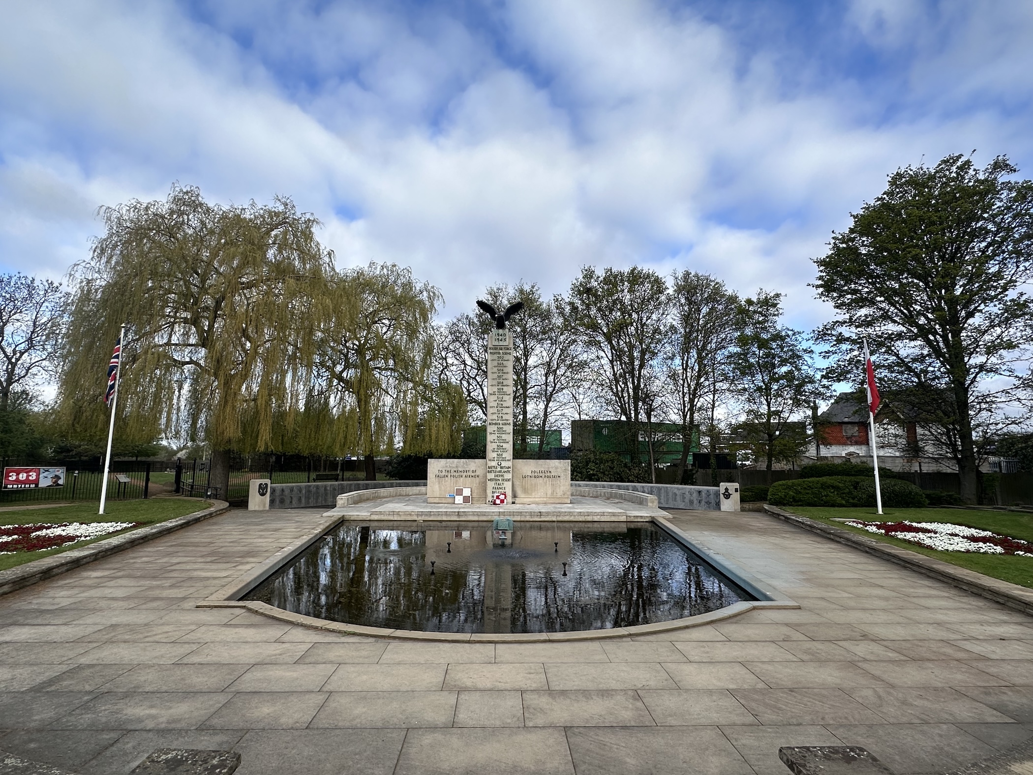 Fotografia przedstawiająca Polish Air Force Memorial w Northolt - pomnik na cześć polskich lotników