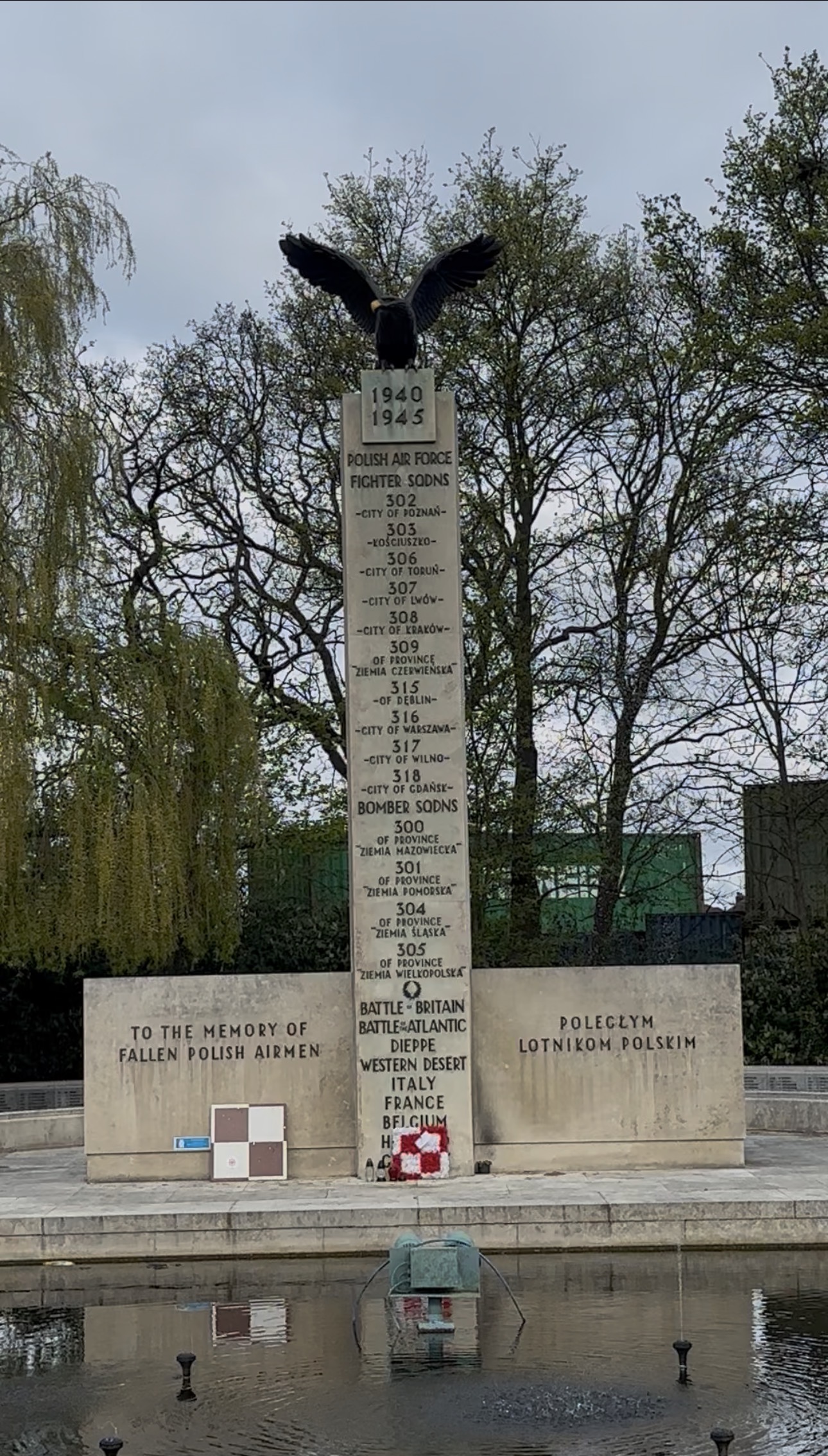 Fotografia przedstawiająca Polish Air Force Memorial w Northolt - pomnik na cześć polskich lotników