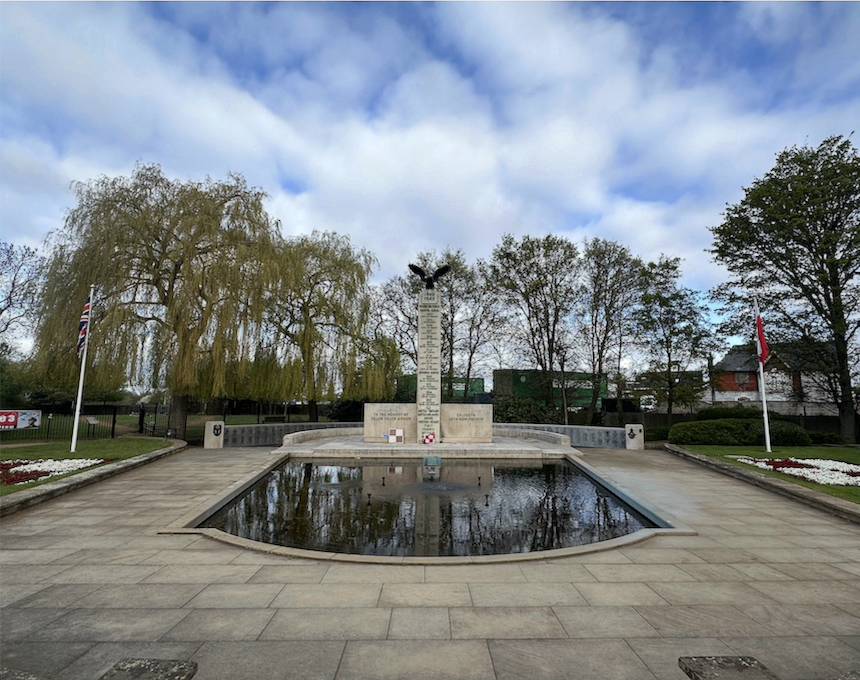 Fotografia przedstawiająca Polish Air Force Memorial w Northolt - pomnik na cześć polskich lotników