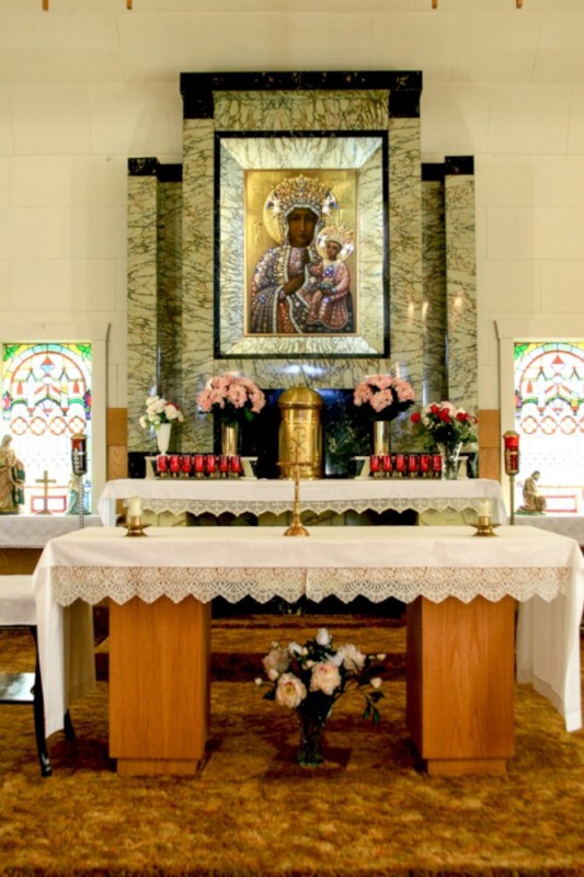 Kościół pw. św. Elżbiety w miejscowości Polonia w Kanadzie, Kopia obrazu Matki Boskiej Częstochowskiej w ołtarzu głównym.